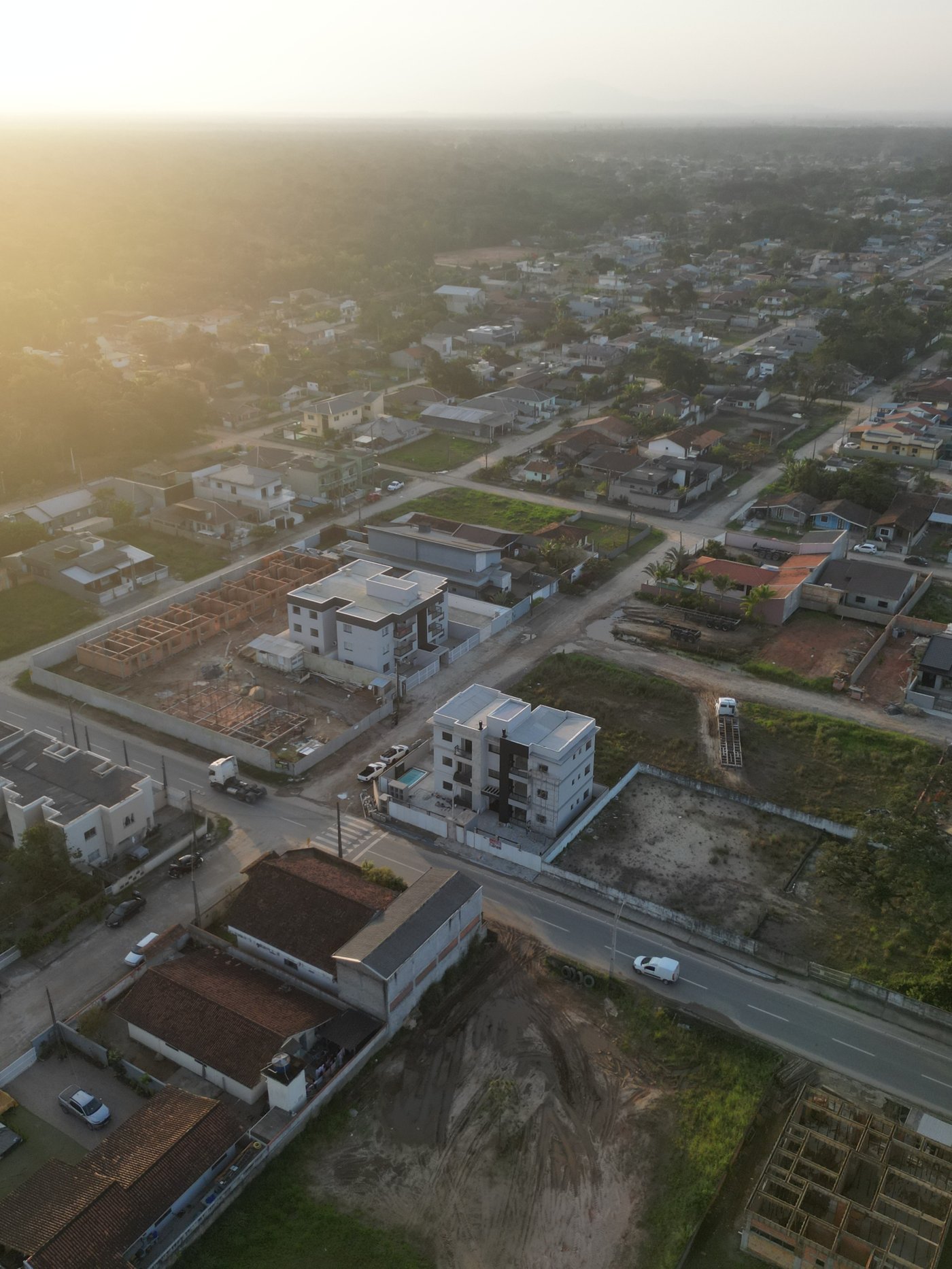Vista aérea da obra e do bairro