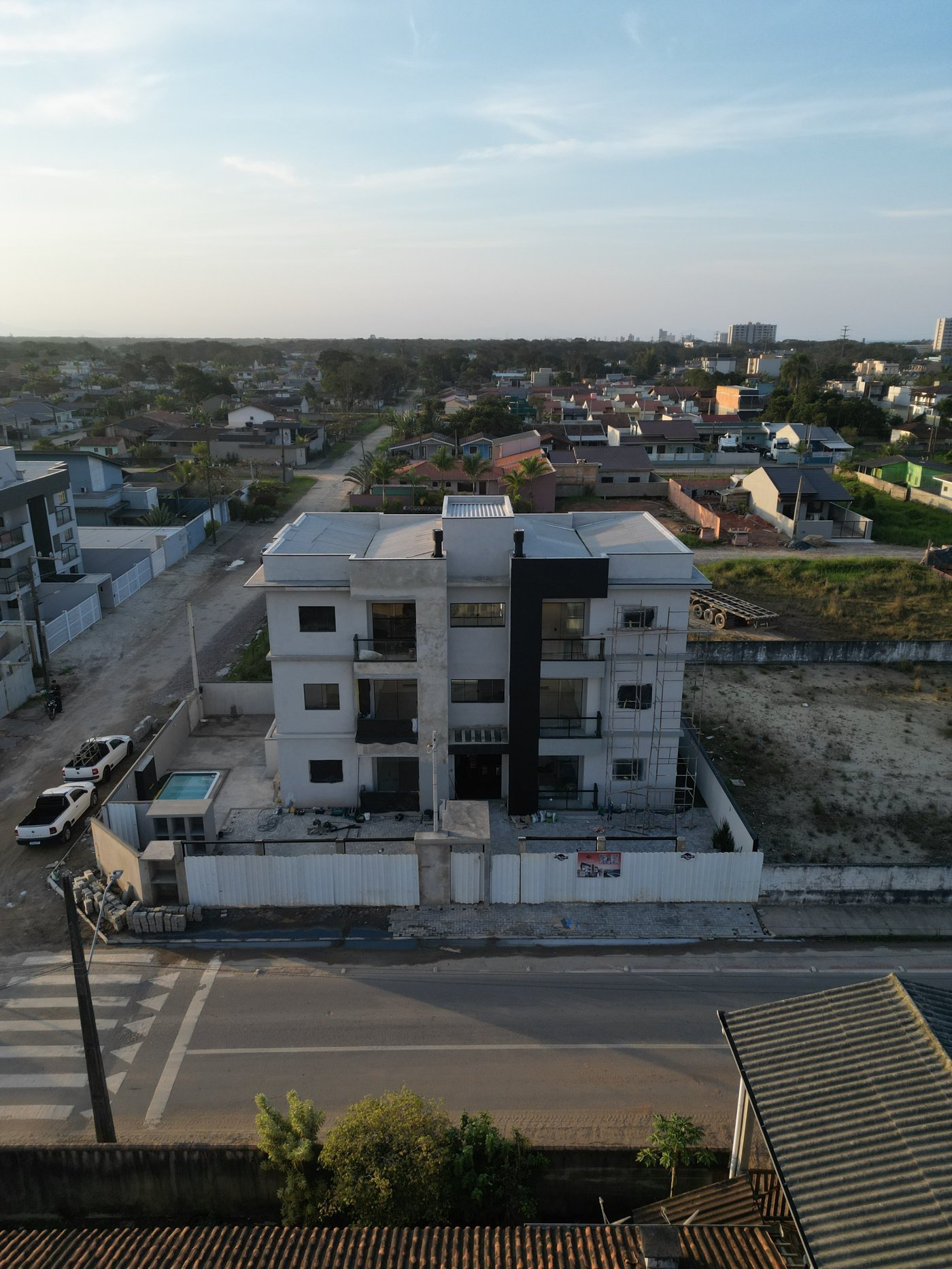 Fachada e piscina em construção